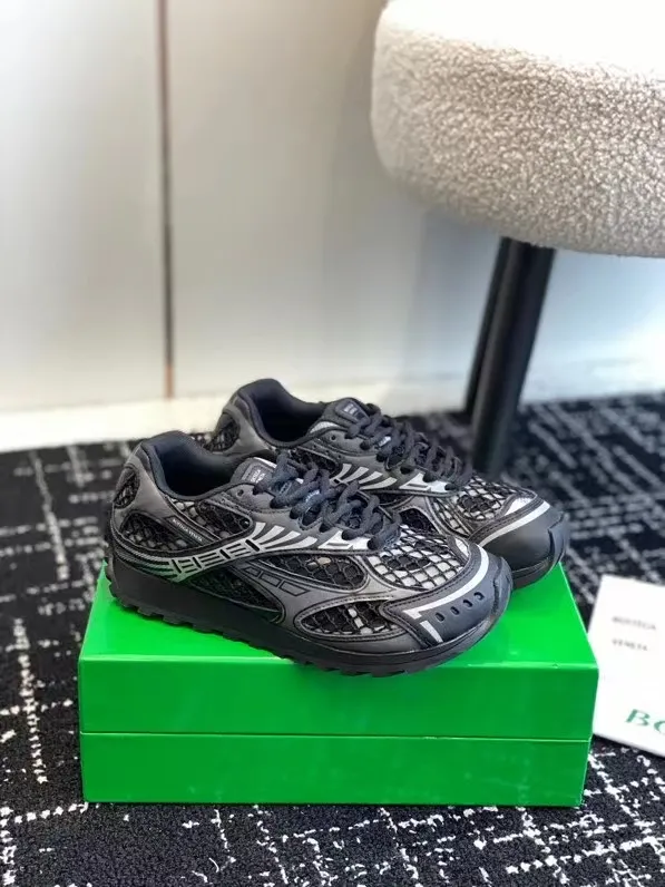 👟👟Ex-factory price 600👟👟 Top version (couples style) Bottega Veneta 23ss autumn and winter show style BV Orbit sneakers Wang Yibo same style couple style casual shoes dad shoes! Runner sneakers! Original purchase and development! Made of original lightweight technical mesh fabric, the same as the original version! The process is complicated! Paired with a rubber outsole designed with a geometric pattern, the high version of the Wang Zha series is actually much taller, but the legs still look slim. Very nice. Durable and durable to play with, standard and version-matching shoe packaging technology, look for high-end versions. The original outsole is exclusively molded, and the color-blocked TPU outsole is used. The material and weight are the same as the original! Size: #Female 35-41 (40 and 41 customized sizes are non-refundable) Male 39-45 (45 size customized are non-returnable and exchangeable)